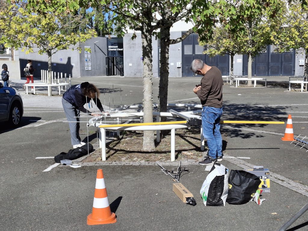 Montage de la station antennaire le samedi.