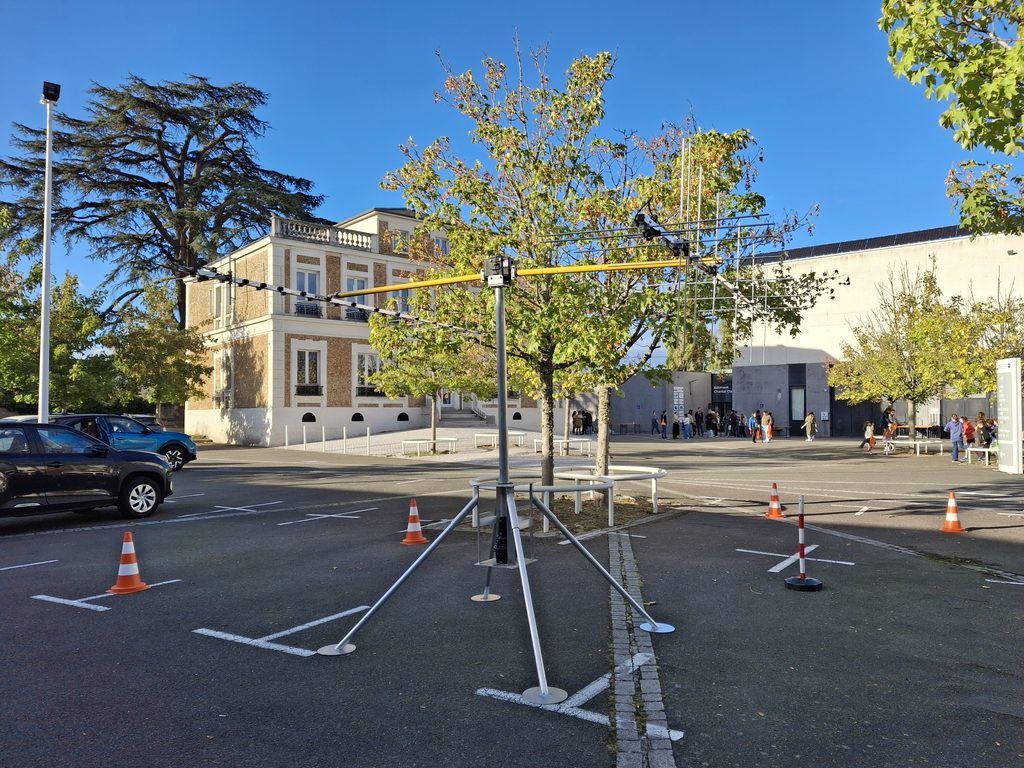 Les antennes motorisées installées sur le parking.