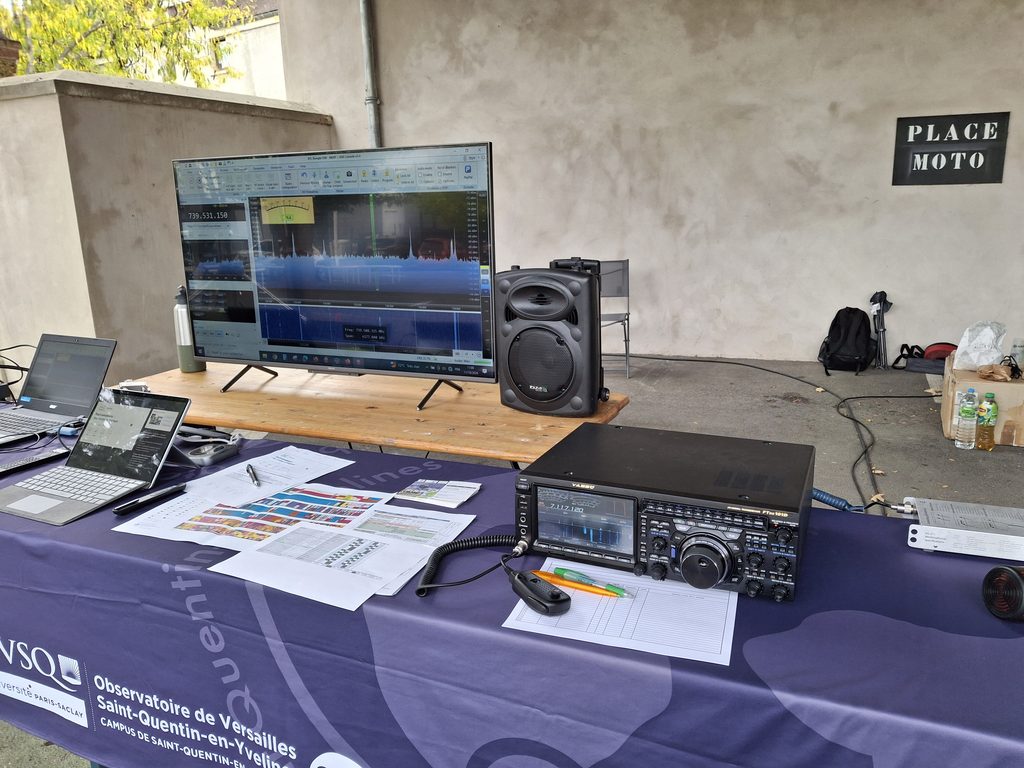 La station HF et les supports pédagogiques.