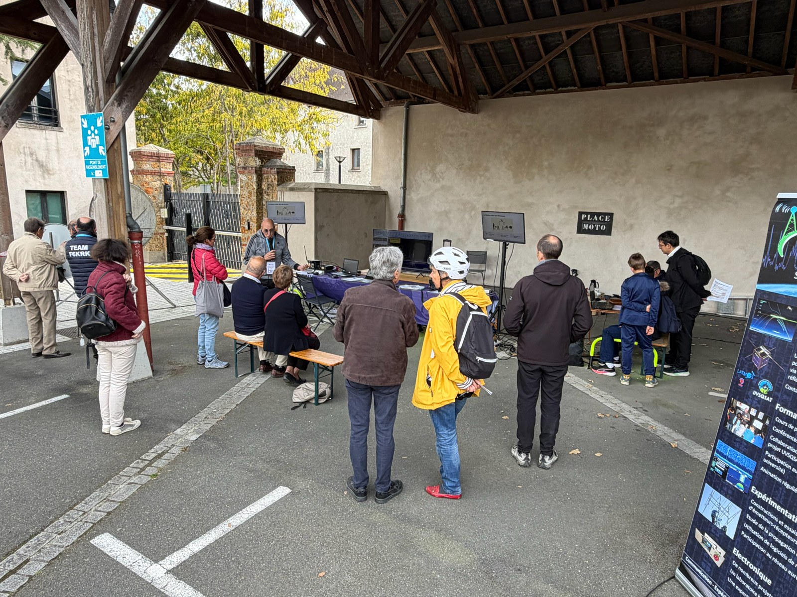 Le stand F6KRK accueille les visiteurs sous le préau.